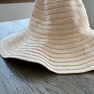 GAP Wide-Brim Floppy Straw Sun Hat